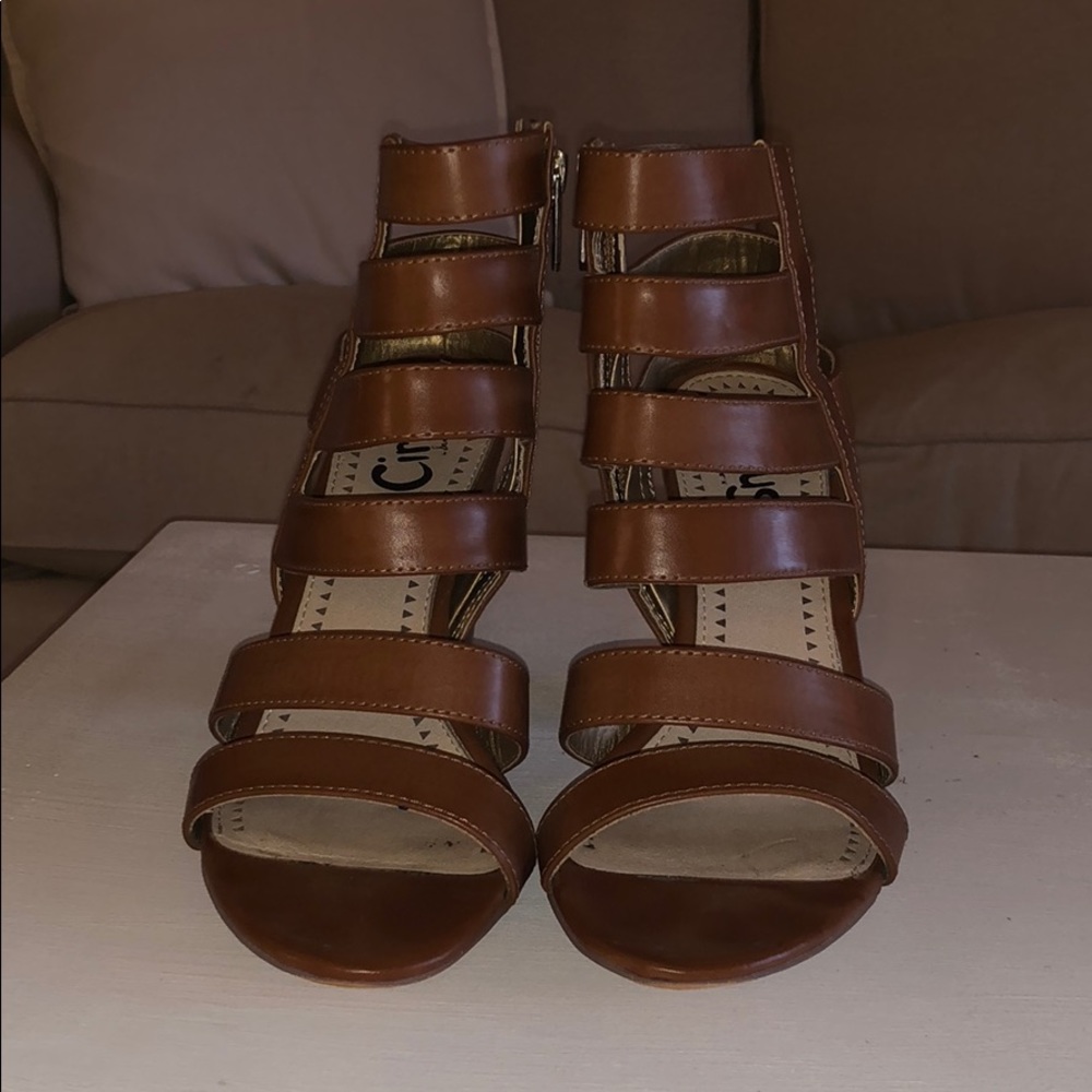 Strappy sandal heel